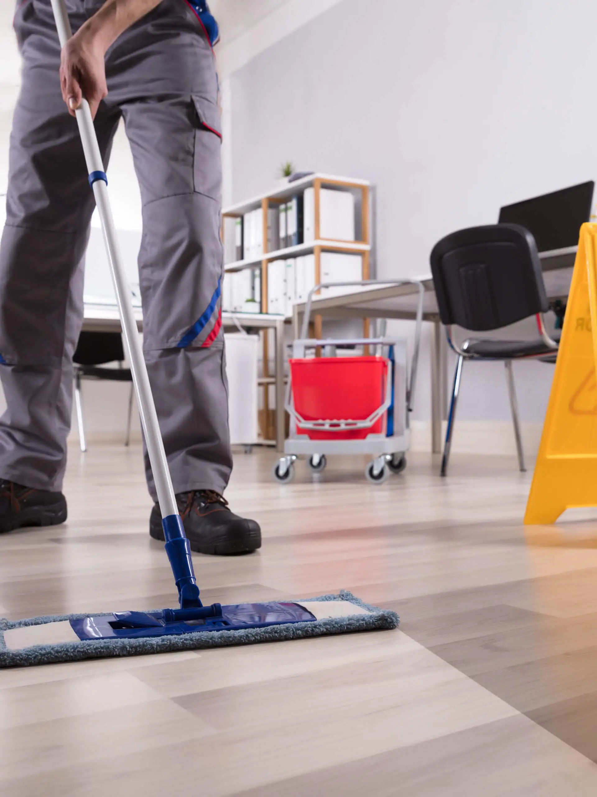 Gebäudereinigung in Nürnberg – Büroboden wird mit einem Mop gereinigt