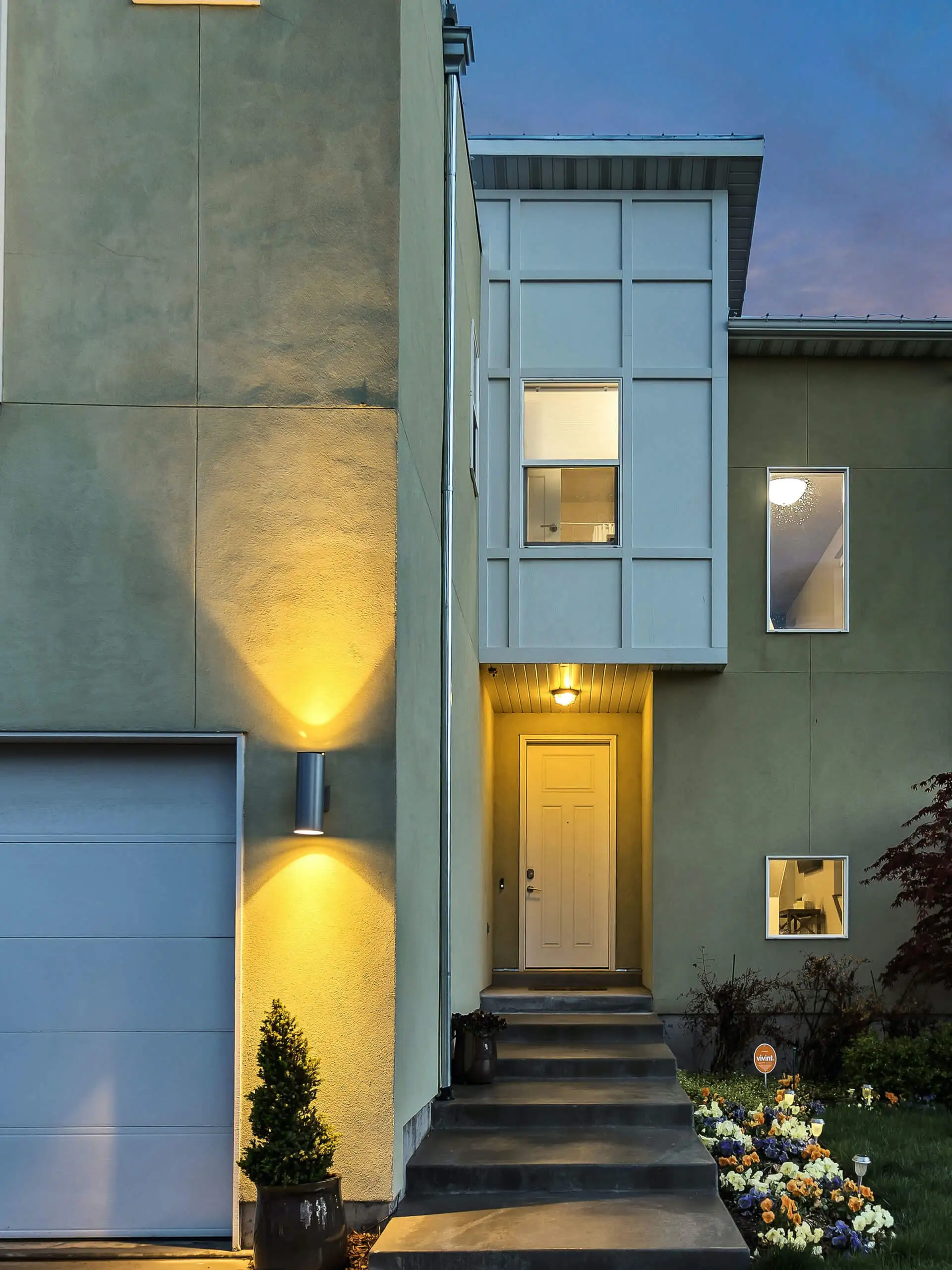 Hausmeisterdienste in der Nähe in Nürnberg für ein Wohnhaus mit Eingangstüre und Garage