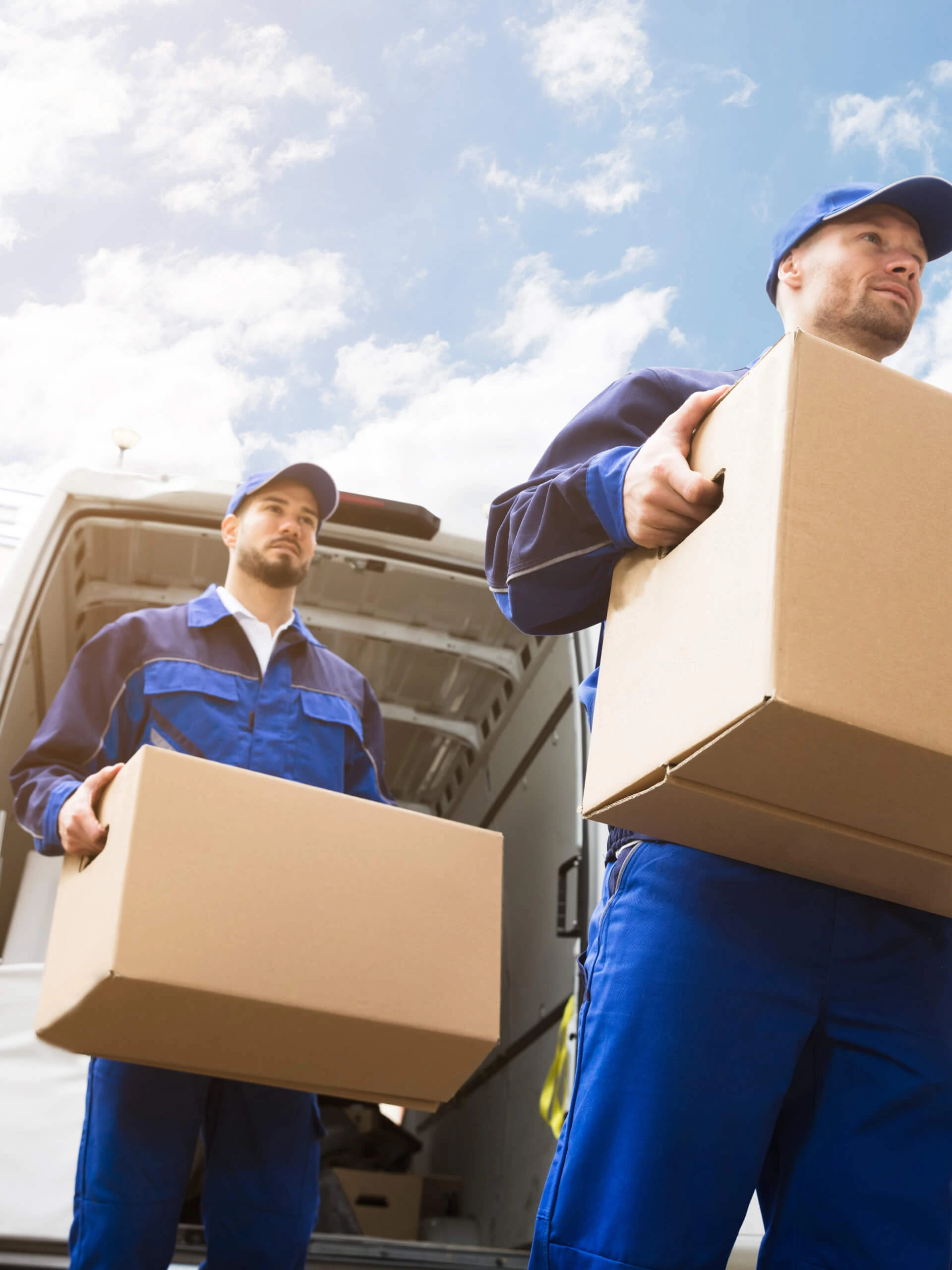 Umzug und Transport in Nürnberg – zwei Männer tragen Kartons aus einem Transporter