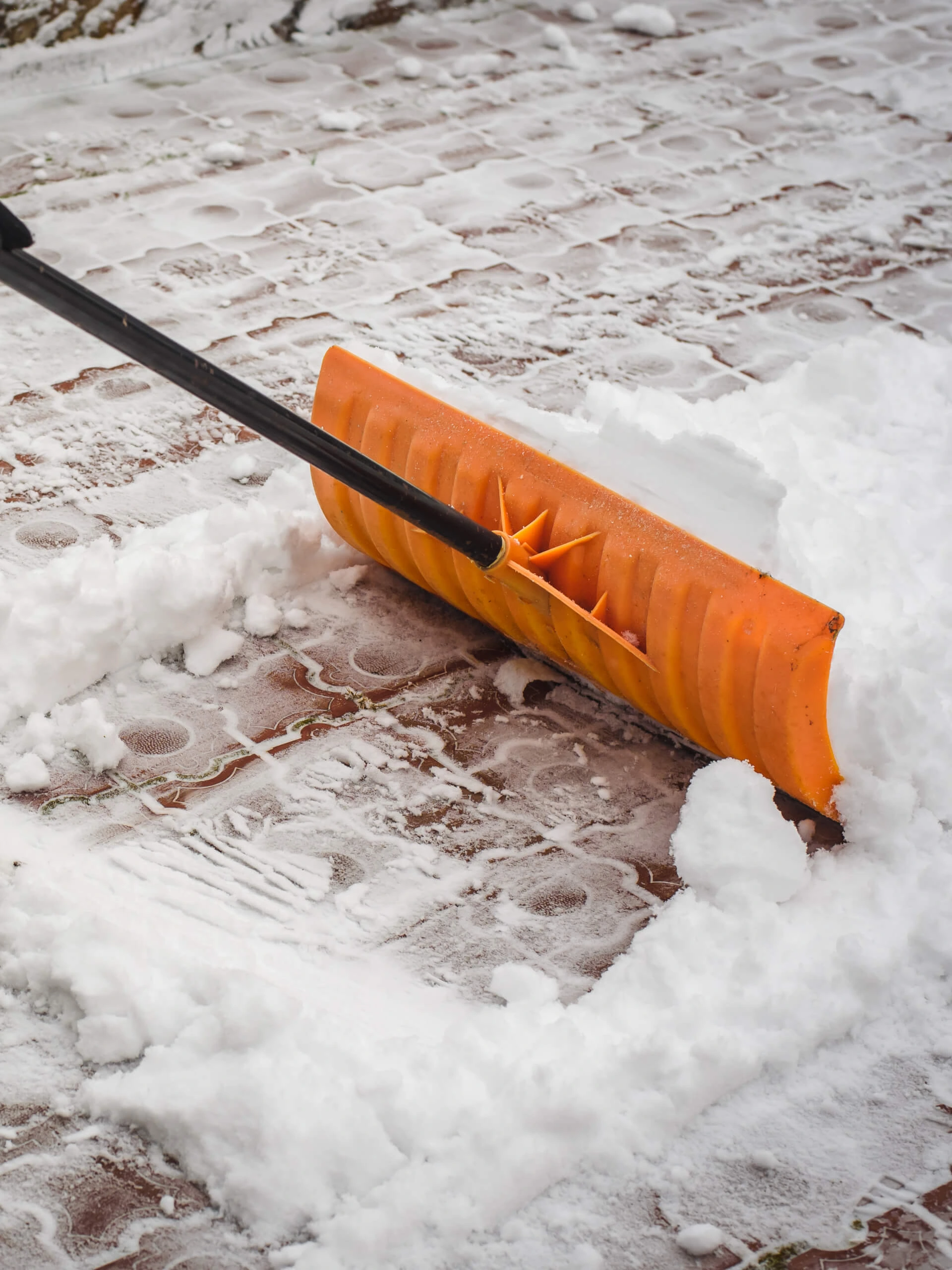 Winterdienst in Nürnberg – Schnee wird auf dem Gehweg geschippt