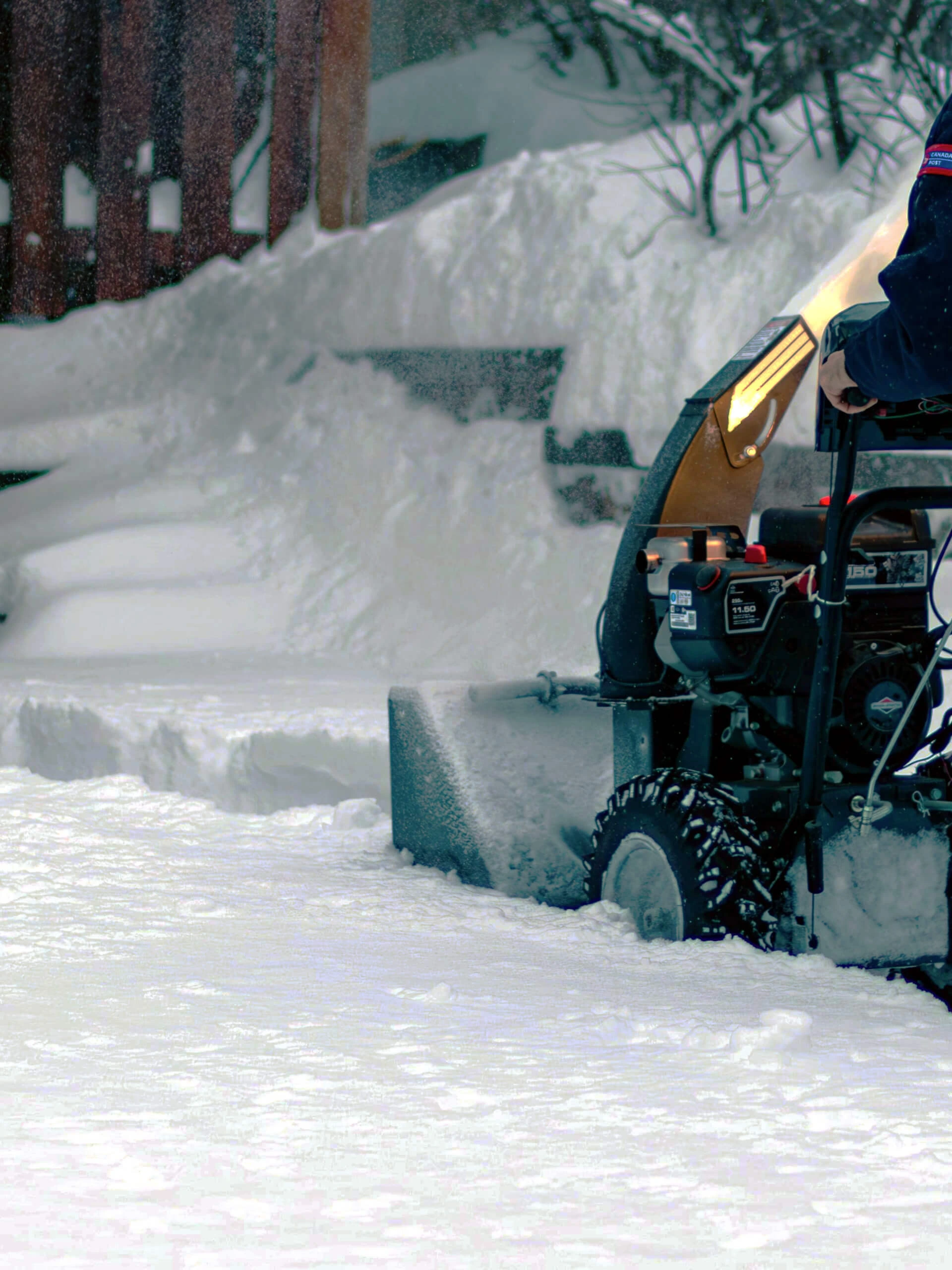 Winterdienst in Nürnberg – viel Schnee wird mit einer Maschine geräumt